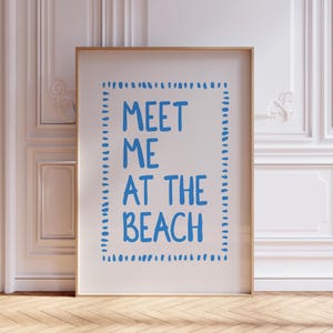 Spotkajmy się na plaży Wydrukuj niebieski plakat Preppy, modny nadmorski wystrój plakatu, wydruk na ścianę oceanu, plakat na ścianę Beach House Funky