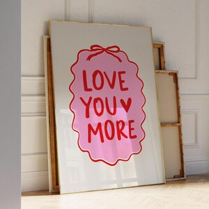 Preppy Love You More-kunstposter, trendy rood en roze muurkunst, handgetekende flirtprint, Bart Cart-kunstposter, Love Heart Girly kamerdecor
