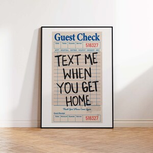 Wydruk czeku gościa | Plakat „Wyślij mi SMS-a, gdy wrócisz do domu” | Wystrój eleganckiego mieszkania | Sztuka retro na wózku barowym | Beżowo-czarny, funky, młodzieżowy wydruk ścienny