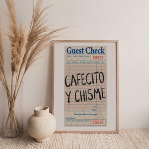 Pu&ograve; includere: Stampa incorniciata con un design vintage di scontrino del ristorante. Il testo "Guest Check" &egrave; in alto, con il titolo scritto a mano "CAFECITO Y CHISME" al centro. La stampa ha uno sfondo beige e una cornice in legno.