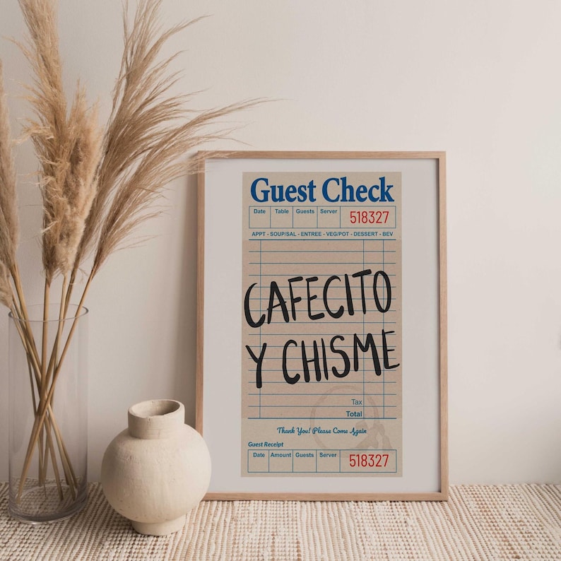 Pu&ograve; includere: Stampa incorniciata con un design vintage di scontrino del ristorante. Il testo "Guest Check" &egrave; in alto, con il titolo scritto a mano "CAFECITO Y CHISME" al centro. La stampa ha uno sfondo beige e una cornice in legno.