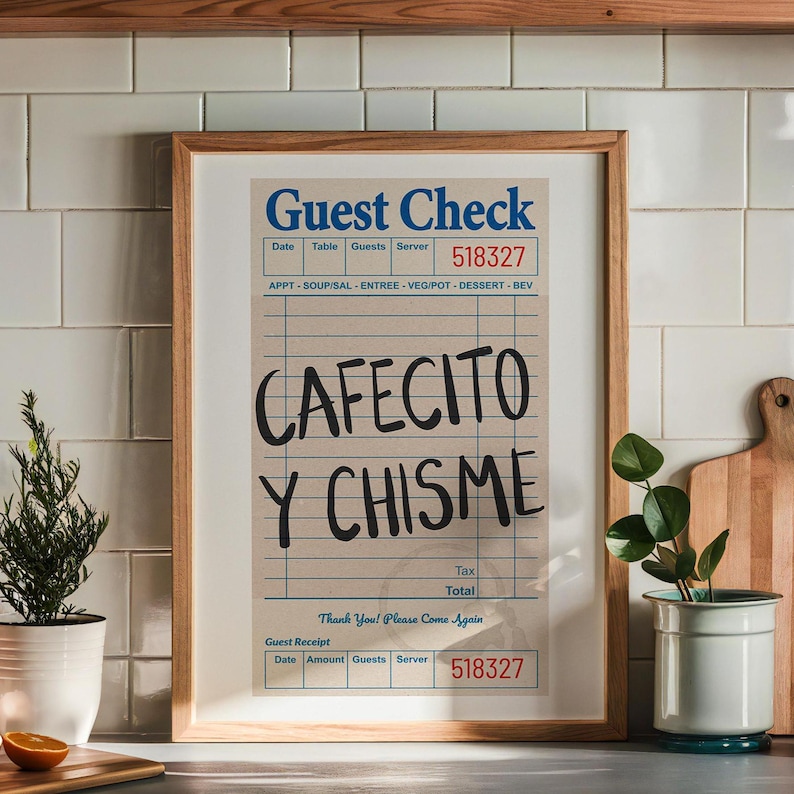 Pu&ograve; includere: Una stampa incorniciata che assomiglia a una ricevuta, con le parole "CAFECITO Y CHISME" in grassetto nero. La stampa ha un'estetica vintage, con una cornice in legno e uno sfondo neutro. La stampa include anche il testo "Guest Check" e "Thank You! Please Come Again."