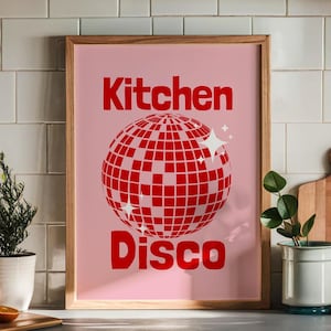 Póster retro de bola de discoteca, citas preppy con letras rojas, impresión ecléctica y divertida de los años 70, decoración de cocina rosa y roja, póster de discoteca de moda para cocina.
