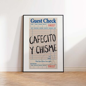 Pu&ograve; includere: Stampa incorniciata di un conto del ristorante con le parole "CAFECITO Y CHISME" in grandi lettere nere. Il conto ha un'intestazione blu con "Guest Check" e il numero 518327. Lo sfondo &egrave; beige.
