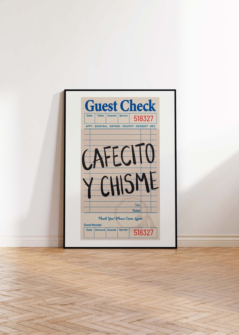 Pu&ograve; includere: Stampa incorniciata di un conto del ristorante con le parole "CAFECITO Y CHISME" in grandi lettere nere. Il conto ha un'intestazione blu con "Guest Check" e il numero 518327. Lo sfondo &egrave; beige.