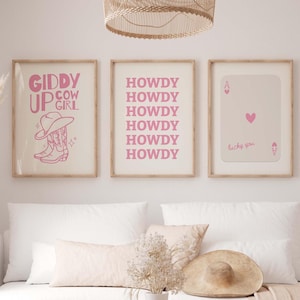 Conjunto de pôsteres rosa estilo Western Preppy, impressão de parede retrô para cartas de baralho Lucky, decoração com bota e chapéu de cowboy, impressão pastel do Velho Oeste, arte de cowgirl Giddy Up