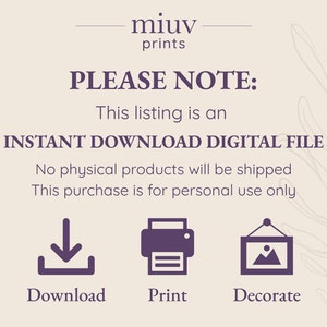 Pu&ograve; includere: Annuncio di file digitale con il testo "PLEASE NOTE: This listing is an INSTANT DOWNLOAD DIGITAL FILE." Include icone per scaricare, stampare e decorare. Il design &egrave; nei toni del viola e del beige.