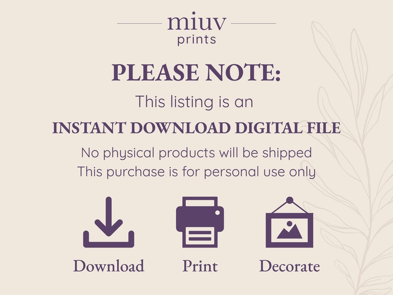 Pu&ograve; includere: Annuncio di file digitale con il testo "PLEASE NOTE: This listing is an INSTANT DOWNLOAD DIGITAL FILE." Include icone per scaricare, stampare e decorare. Il design &egrave; nei toni del viola e del beige.