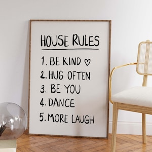 Könnte beinhalten: Rustikales Holzschild mit dem handgeschriebenen Text "Welcome to our home". Das rechteckige Schild hat eine Used-Optik und ein schlichtes, einladendes Design. Geeignet für den Innen- und Außenbereich.