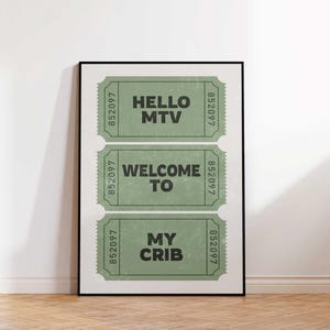 Peut inclure: Trois panneaux verts en forme de billets avec du texte noir. Le panneau du haut dit "Hello MTV", le panneau du milieu dit "Welcome To", et le panneau du bas dit "My Crib".