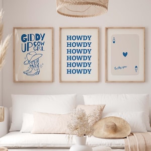 Conjunto de 3 estampas de faroeste, decoração com botas de cowgirl, arte de parede com chapéu e "Howdy", pôsteres de cartas de baralho "Lucky You", citações de Cowbow, decoração de quarto azul preppy