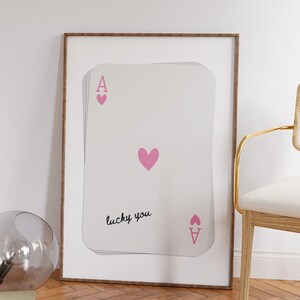 Lucky You Escrito Baralho de Cartas Arte de Parede de Café, Ás de Corações Rosa Decoração de Apartamento para Imprimir, Decoração de Carrinho de Bar para Casa Preppy