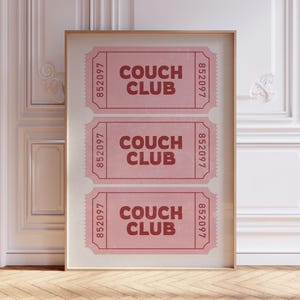 Retro Couch Club Ticket Print, Adrette rot rosa Bar Warenkorb Kunst, trendige Ticket Kunst Poster, trendiges College Mädchen Dekor, flippige Wohnung Wandkunst