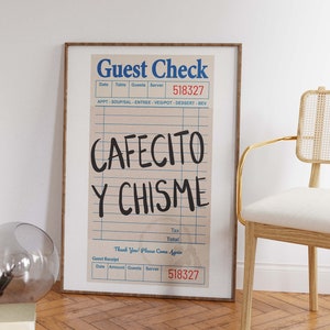 Pu&ograve; includere: Una stampa incorniciata con un design di conto del ristorante. Il testo "CAFECITO Y CHISME" &egrave; scritto in un carattere scritto a mano. La stampa include dettagli come data, tavolo e numero del cameriere.