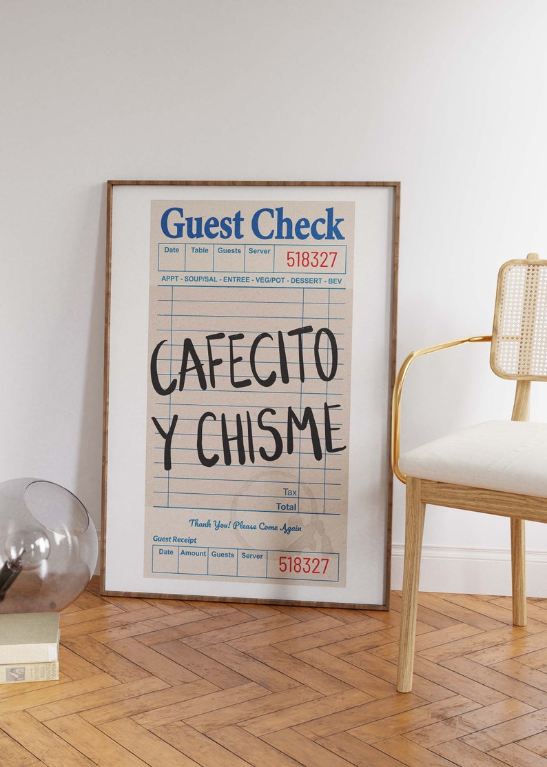 Pu&ograve; includere: Una stampa incorniciata con un design di conto del ristorante. Il testo "CAFECITO Y CHISME" &egrave; scritto in un carattere scritto a mano. La stampa include dettagli come data, tavolo e numero del cameriere.