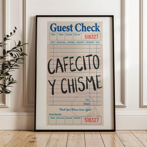 Pu&ograve; includere: Stampa incorniciata con un design "Guest Check" in stile vintage. La stampa presenta le parole "CAFECITO Y CHISME" in grassetto. Il design include anche il testo "Thank You! Please Come Again" e un numero di ricevuta.