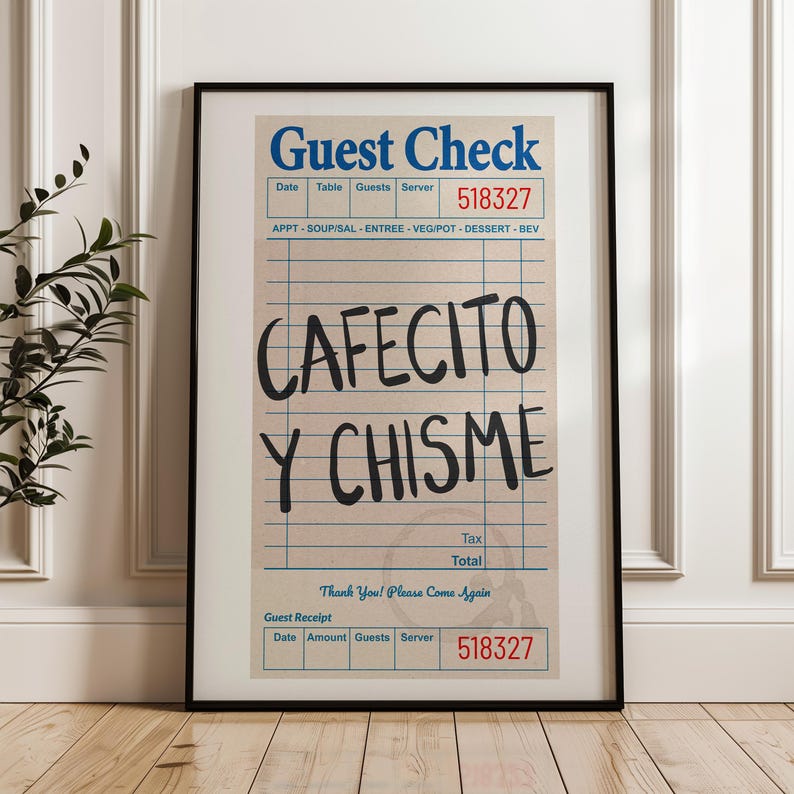 Pu&ograve; includere: Stampa incorniciata con un design "Guest Check" in stile vintage. La stampa presenta le parole "CAFECITO Y CHISME" in grassetto. Il design include anche il testo "Thank You! Please Come Again" e un numero di ricevuta.