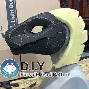 Puede incluir: Un patrón de cabeza de traje de piel DIY con una base de espuma negra y una cresta de espuma verde claro. El patrón está etiquetado como "DIY Fursuit Head Pattern".