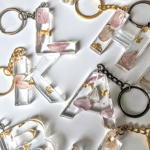 Llavero de resina con inicial personalizado: llavero personalizado con borla, recuerdo de boda, regalo para profesores, adorno para bolso o para calcetines navideños.