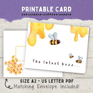 Könnte beinhalten: Druckbare Karte mit einem Bienen- und Wabenmuster. Die Karte ist weiß mit gelbem Honig, der an den Seiten heruntertropft. Der Text auf der Karte lautet "The latest buzz..." und "Größe A2 - US Letter PDF. Passender Umschlag inklusive!"