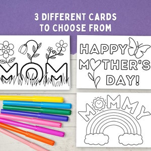 K&ouml;nnte beinhalten: Drei druckbare Muttertagskarten mit Schwarzwei&szlig;-Zeichnungen. Die erste Karte sagt "MOM" mit Blumen und Gras. Die zweite Karte sagt "HAPPY MOTHER'S DAY!" mit einem Schmetterling und einer Blume. Die dritte Karte sagt "MOMMY" mit einem Regenbogen und Wolken.