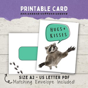 Könnte beinhalten: Druckbare Karte mit einem Waschbären und dem Text "Hugs + Kisses" in einer grünen Sprechblase. Die Karte ist weiß mit grünem Rand und für einen Standard-A2-Umschlag konzipiert.