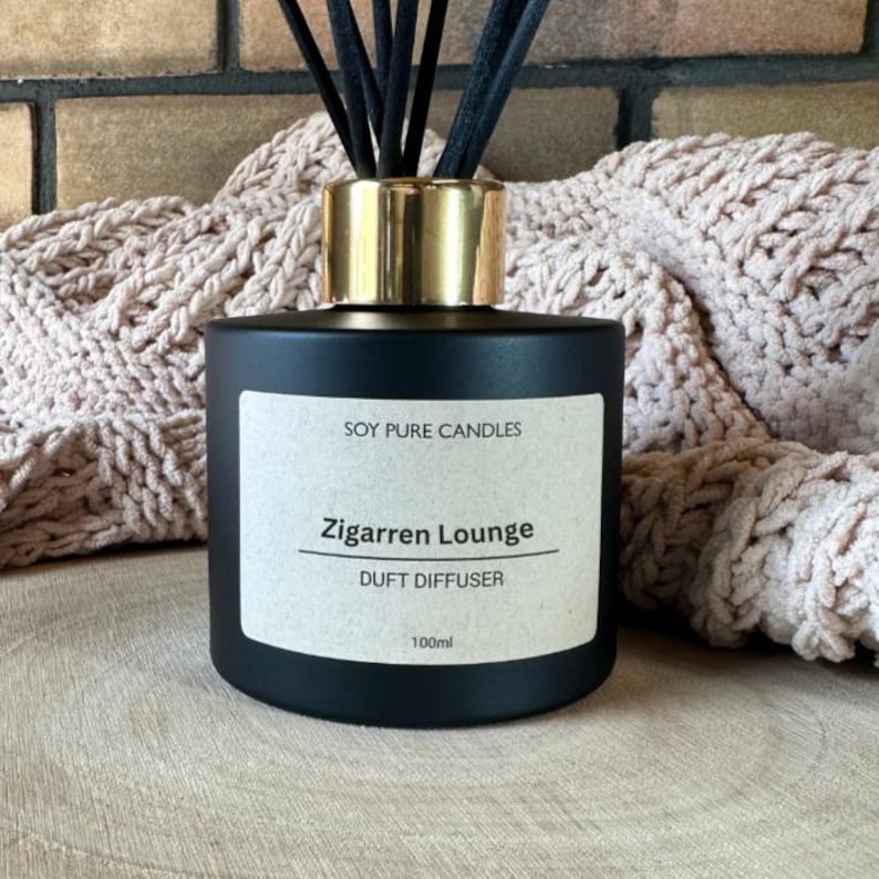 Peut inclure: Un diffuseur noir avec un dessus dor&eacute; et des b&acirc;tonnets noirs. L'&eacute;tiquette indique "Soy Pure Candles" et "Zigarren Lounge DUFT DIFFUSER 100ml."