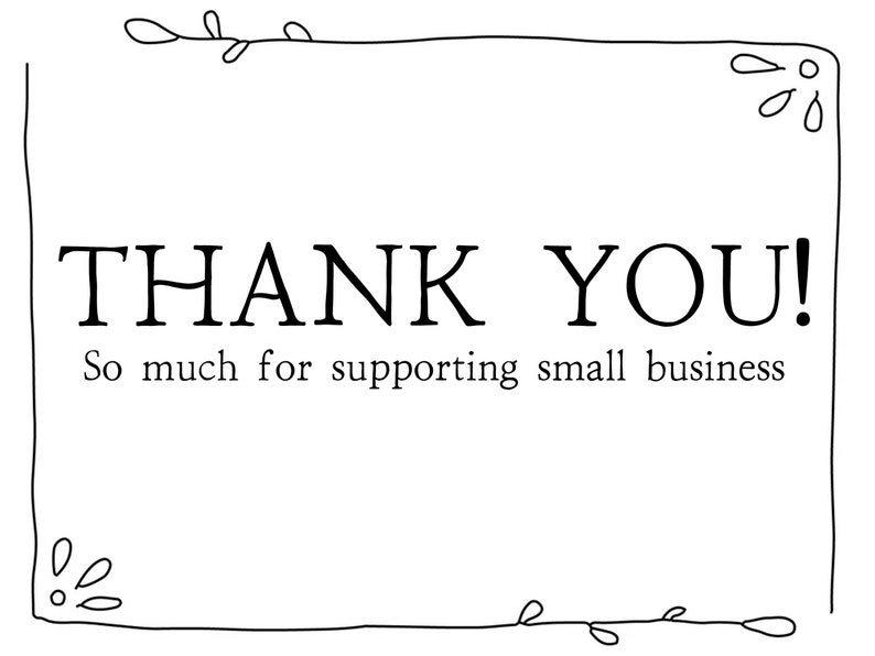 Może przedstawiać: Czarno-biała kartka z podziękowaniem z prostą kwiatową ramką. Tekst brzmi: "DZIĘKUJEMY! Bardzo dziękujemy za wsparcie dla małych firm."