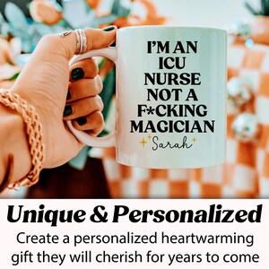 Może przedstawiać: Biały ceramiczny kubek z napisem "I'M AN ICU NURSE NOT A F*CKING MAGICIAN Sarah" w czarnym kolorze. Kubek jest trzymany przez osobę. Na dole obrazu znajduje się napis "Unique & Personalized".