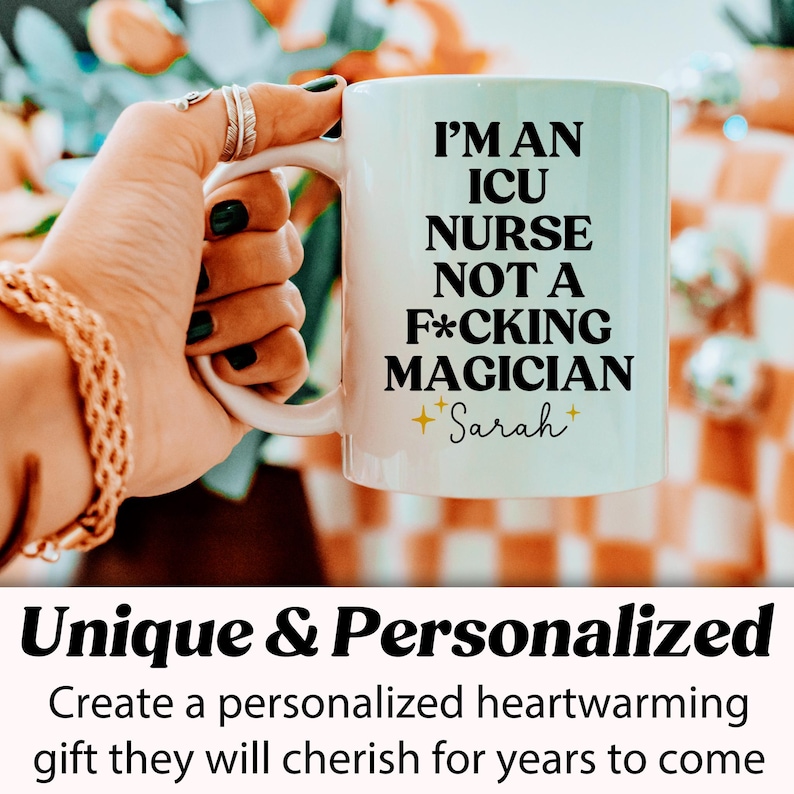 Może przedstawiać: Biały ceramiczny kubek z napisem "I'M AN ICU NURSE NOT A F*CKING MAGICIAN Sarah" w czarnym kolorze. Kubek jest trzymany przez osobę. Na dole obrazu znajduje się napis "Unique & Personalized".