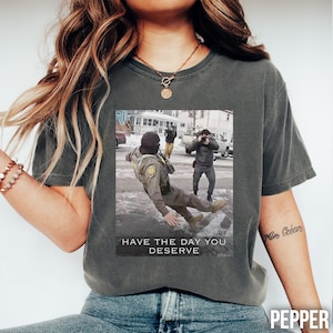 Camiseta con colores cómodos para activistas de derechos humanos, Chinga La Migra, divertida, Abolish Ice, mercancía anti-Trump, Ice Slipping, camiseta pro inmigración imagen 1