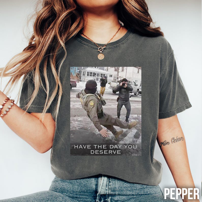 Camiseta con colores cómodos para activistas de derechos humanos, Chinga La Migra, divertida, Abolish Ice, mercancía anti-Trump, Ice Slipping, camiseta pro inmigración imagen 1
