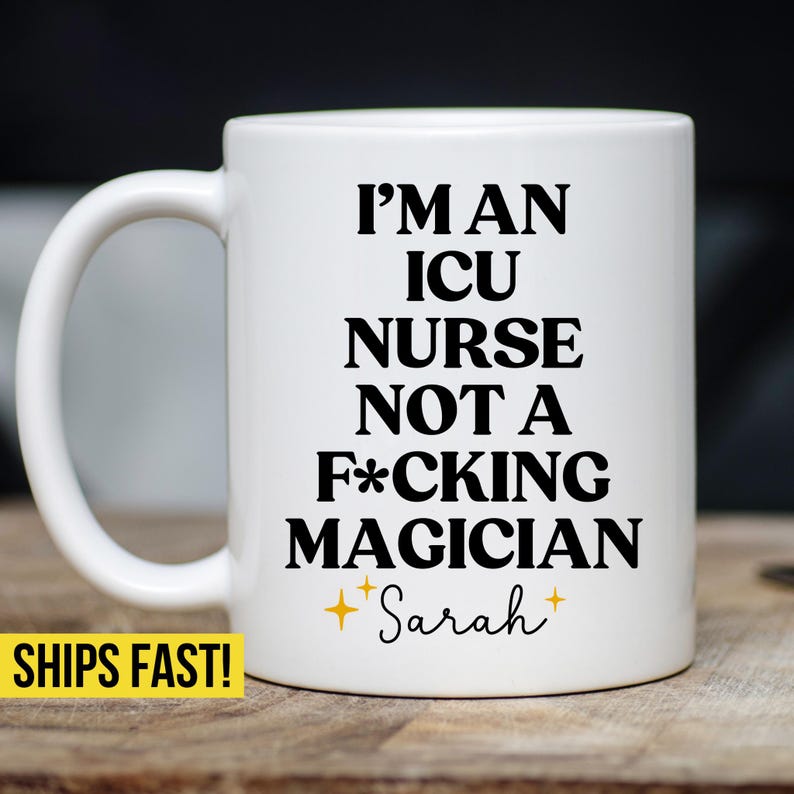 Może przedstawiać: Biały ceramiczny kubek z czarnym napisem: "I'M AN ICU NURSE NOT A F*CKING MAGICIAN" i imieniem "Sarah" kursywą, ze złotymi gwiazdkami. Kubek ma zakrzywiony uchwyt. Humorystyczny prezent.