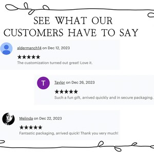 Op de afbeelding: Schermafbeelding van een website met klantbeoordelingen. De beoordelingen zijn positief en vermelden de aanpassing, het leuke cadeau en de snelle verzending. De website heeft een eenvoudig ontwerp met een witte achtergrond en zwarte tekst.