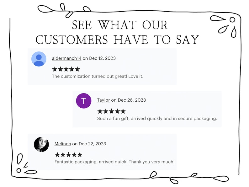 Op de afbeelding: Schermafbeelding van een website met klantbeoordelingen. De beoordelingen zijn positief en vermelden de aanpassing, het leuke cadeau en de snelle verzending. De website heeft een eenvoudig ontwerp met een witte achtergrond en zwarte tekst.
