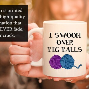 Pu&ograve; includere: Una tazza in ceramica bianca con una grafica in bianco e nero di due gomitoli di lana e il testo "I swoon over big balls".