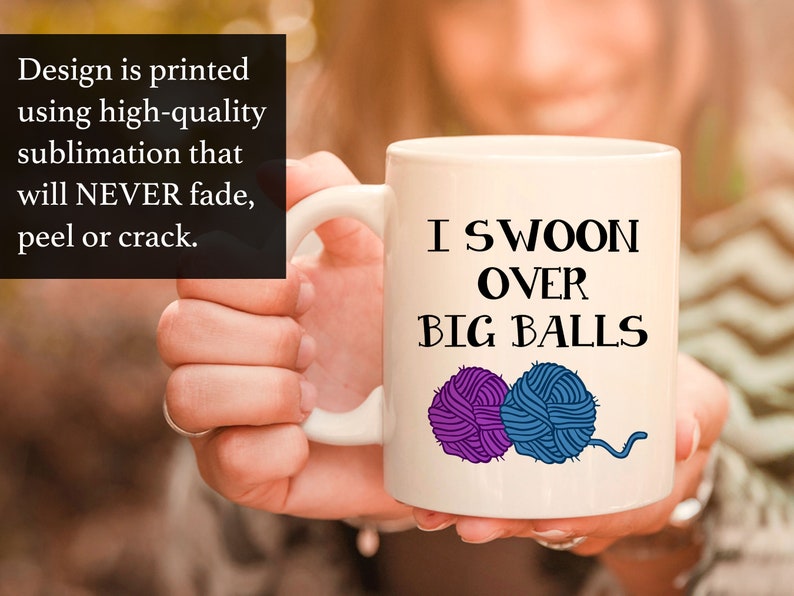 Pu&ograve; includere: Una tazza in ceramica bianca con una grafica in bianco e nero di due gomitoli di lana e il testo "I swoon over big balls".