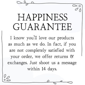 Op de afbeelding: Een zwart-witte tekstafbeelding met de woorden "Happiness Guarantee" in grote letters. De tekst eronder luidt: "Ik weet dat je van onze producten zult houden, net als wij. Sterker nog, als je niet helemaal tevreden bent met je bestelling, bieden we retourzendingen en omruilingen aan. Stuur ons gewoon binnen 14 dagen een bericht."