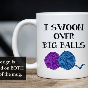 Pu&ograve; includere: Tazza da caff&egrave; in ceramica bianca con una grafica nera che dice "I SWOON OVER BIG BALLS" e un'illustrazione di un gomitolo di lana viola e blu.