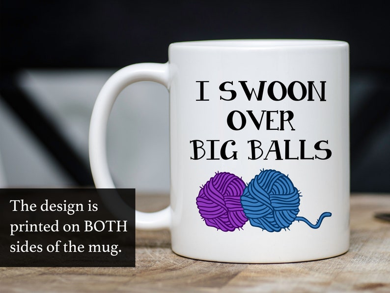 Pu&ograve; includere: Tazza da caff&egrave; in ceramica bianca con una grafica nera che dice "I SWOON OVER BIG BALLS" e un'illustrazione di un gomitolo di lana viola e blu.