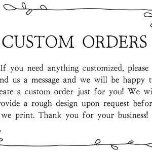 Może przedstawiać: Czarno-biały obraz z ręcznie narysowaną ramką i tekstem "CUSTOM ORDERS". Tekst poniżej brzmi: "Jeśli potrzebujesz czegoś spersonalizowanego, wyślij nam wiadomość, a chętnie stworzymy dla Ciebie spersonalizowane zam&oacute;wienie! Z przyjemnością dostarczymy Ci wstępny projekt na życzenie przed drukiem. Dziękujemy za Tw&oacute;j biznes!"