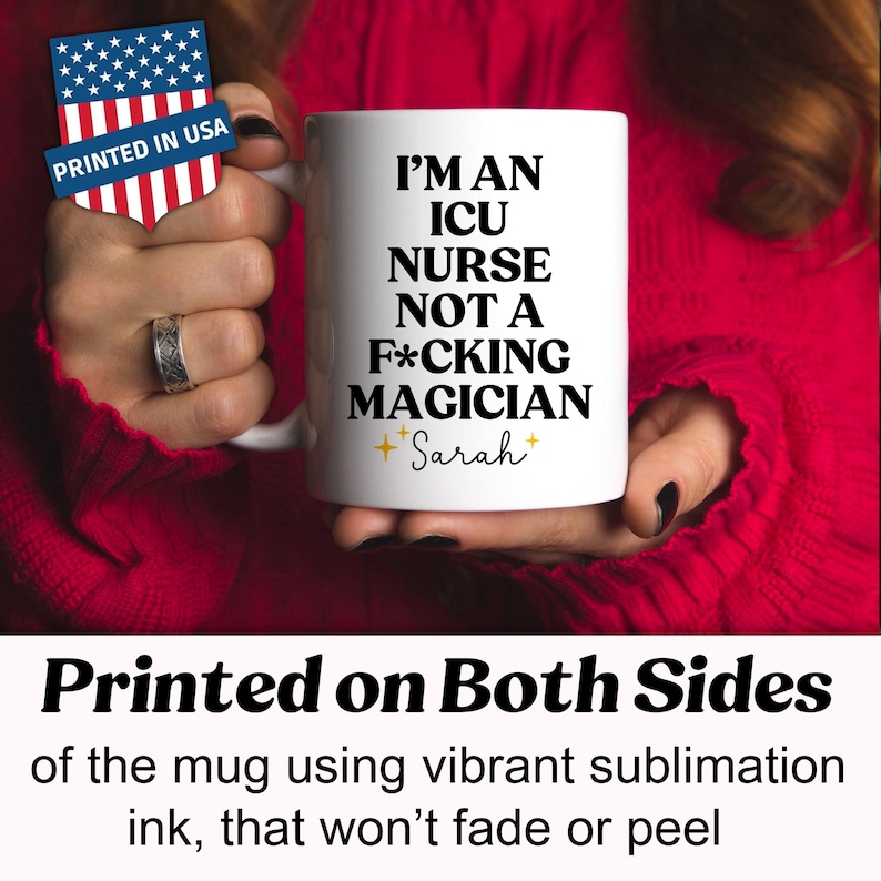 Może przedstawiać: Biały ceramiczny kubek z napisem "I'M AN ICU NURSE NOT A F*CKING MAGICIAN" w kolorze czarnym. Kubek ma r&oacute;wnież imię "Sarah" w czcionce skryptowej. Kubek jest drukowany w USA.
