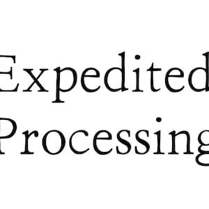 Op de afbeelding: Zwart-witte tekst die "Versnelde verwerking" luidt.