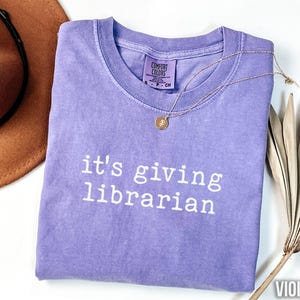 It's Giving Librarian Shirt, Funny Librarian Shirt, Book Lover Gift, Women's Graphic Tee, Reading Teacher Shirt, Violet Shirt