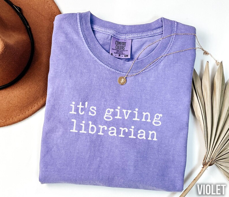 It's Giving Librarian Shirt, Funny Librarian Shirt, Book Lover Gift, Women's Graphic Tee, Reading Teacher Shirt, Violet Shirt