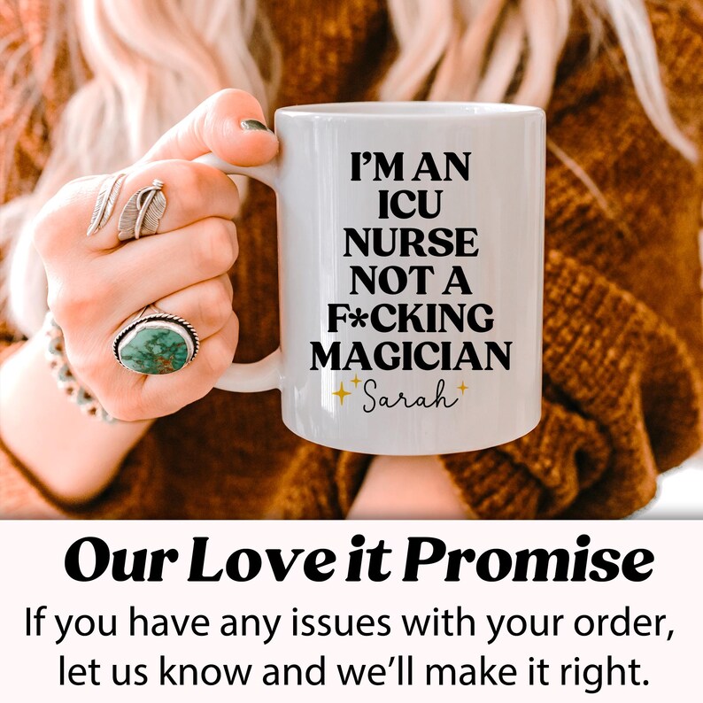 Może przedstawiać: Biały ceramiczny kubek z napisem "I'M AN ICU NURSE NOT A F*CKING MAGICIAN" w kolorze czarnym. Kubek zawiera r&oacute;wnież imię "Sarah" i dwie złote gwiazdki. Kubek jest trzymany przez osobę z pierścionkami i bransoletką.
