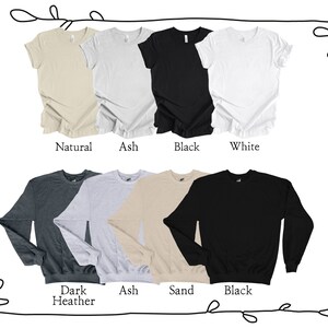 Op de afbeelding: Een set t-shirts en sweatshirts in verschillende kleuren, waaronder naturel, as, zwart, wit, donker grijs en zand. De t-shirts hebben korte mouwen en een ronde hals, terwijl de sweatshirts lange mouwen en een ronde hals hebben.