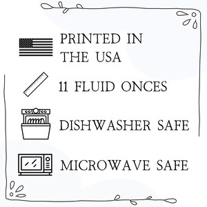 Może przedstawiać: Białe tło z czarnym tekstem i ilustracjami. Tekst brzmi "PRINTED IN THE USA", "11 uncji płynu", "MOŻNA MYĆ W ZMYWARCE" i "MOŻNA UŻYWAĆ W MIKROFAL&Oacute;WCE". Zawiera flagę amerykańską, linijkę, zmywarkę i kuchenkę mikrofalową.
