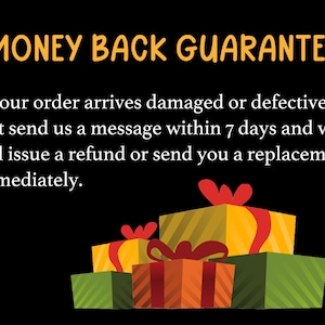 Pu&ograve; includere: Una grafica con il testo "MONEY BACK GUARANTEE" in lettere gialle su sfondo nero. Il testo sotto indica che se il tuo ordine arriva danneggiato o difettoso, puoi inviare un messaggio entro 7 giorni per ottenere un rimborso o una sostituzione. La grafica include una pila di tre regali avvolti con fiocchi rossi.
