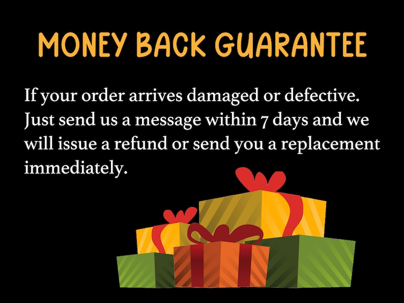 Pu&ograve; includere: Una grafica con il testo "MONEY BACK GUARANTEE" in lettere gialle su sfondo nero. Il testo sotto indica che se il tuo ordine arriva danneggiato o difettoso, puoi inviare un messaggio entro 7 giorni per ottenere un rimborso o una sostituzione. La grafica include una pila di tre regali avvolti con fiocchi rossi.